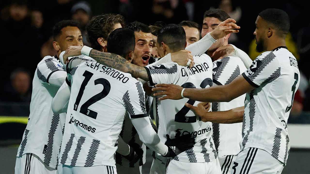 Pemain Juventus Filip Kostic merayakan gol kedua mereka bersama rekan setimnya di laga Salernitana vs Juventus (08/02/23). (Foto: REUTERS/Ciro De Luca) - INDOSPORT