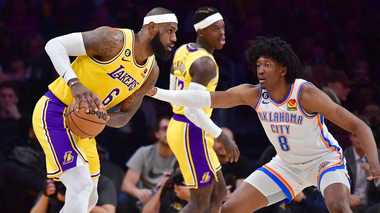 Pebasket NBA Los Angeles Lakers LeBron James mengontrol bola saat melawan Oklahoma City Thunder. (Foto: REUTERS/Gary A. Vasquez) - INDOSPORT