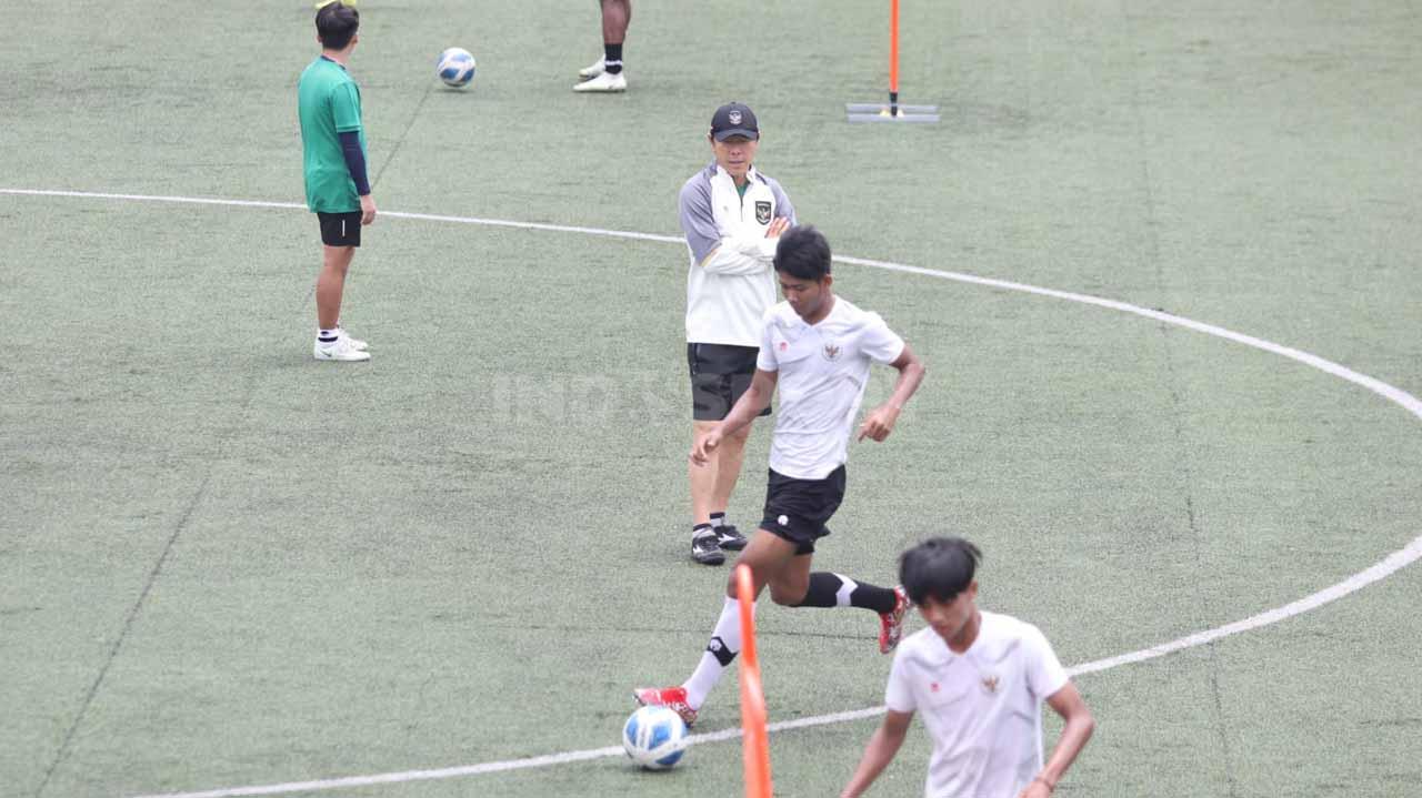 Latihan Timnas Indonesia U-20 sebagai persiapan Piala Asia U-20 2023 di Lapangan C Senayan, Rabu (08/02/23). Latihan dimulai pukul 11WIB dibawah terik matahari.