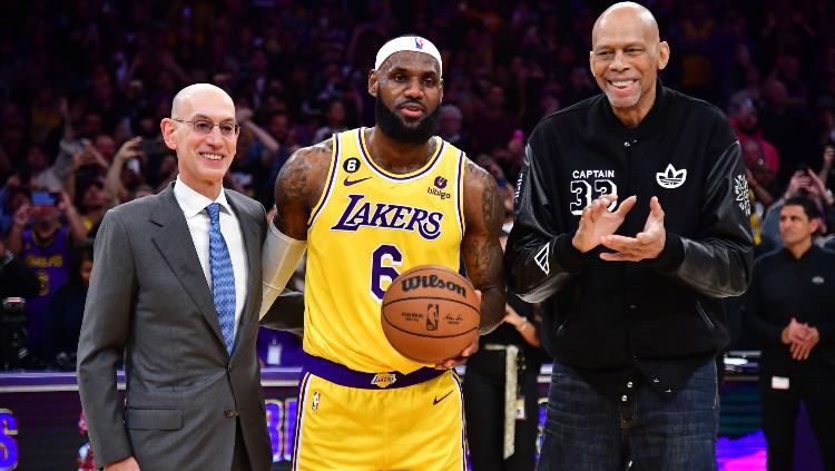 LeBron James (tengah) bersama Adam Silver (kiri) dan Kareem Abdul-Jabbar (kanan) usai memecahkan rekor poin terbanyak sepanjang masa NBA (08/02/23). (Foto: Reuters/Gary A. Vasquez-USA TODAY Sports)