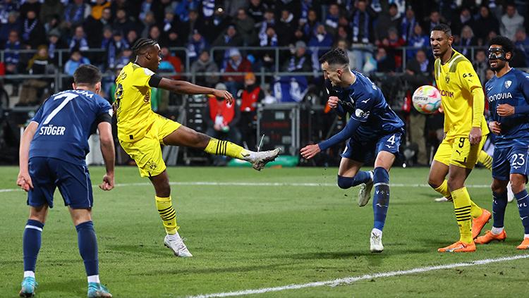 Pemain Borussia Dortmund, Jamie Bynoe-Gittens, melepaskan tendangan ke gawang Bochum di DFB Pokal.