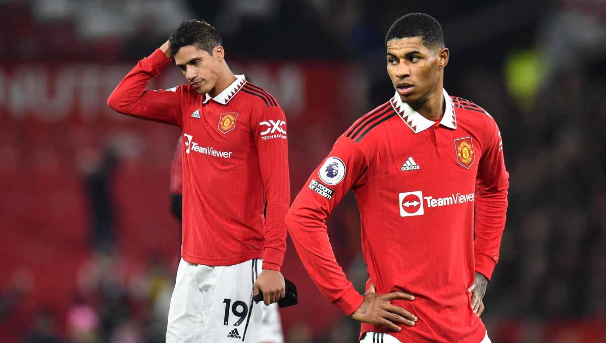 Pemain Manchester United Raphael Varane dan Marcus Rashford. (Foto: REUTERS/Peter Powell) - INDOSPORT