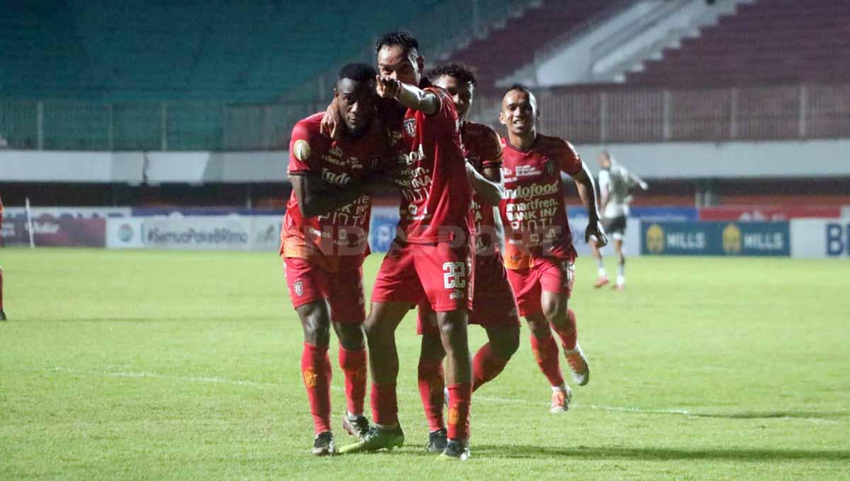 Selebrasi para pemain Bali United merayakan gol Privat Mbarga.