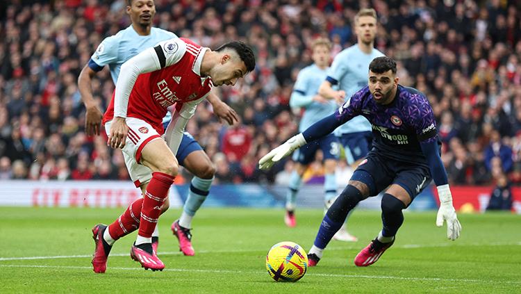 Pemain Arsenal, Gabriel Martinelli coba melepaskan tendangan ke gawang Brentford di Liga Inggris. - INDOSPORT