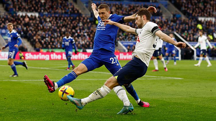 Pemain Tottenham Hotspur, Ben Davies, coba melepaskan tendangan tetapi diadang pemain Leicester City di Liga Inggris.