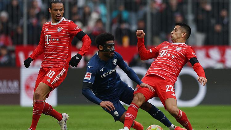 Pemain Bayern Munchen diganggu pemain Bochum saat menguasai bola di pertandingan lanjutan Liga Jerman.