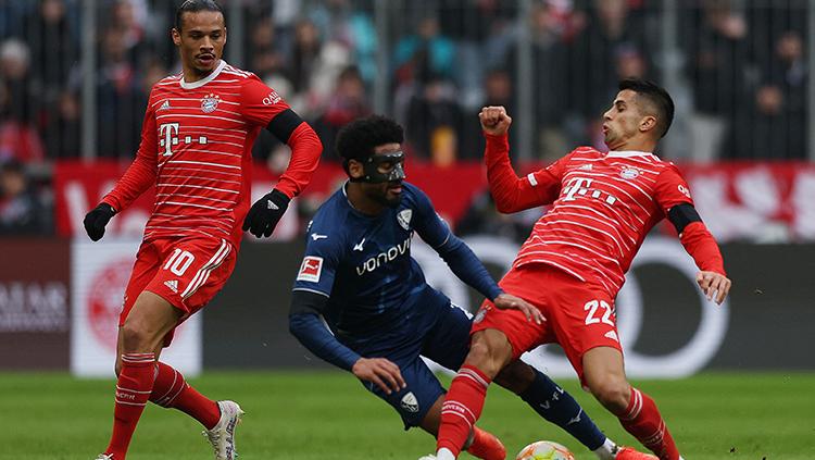 Pemain Bayern Munchen diganggu pemain Bochum saat menguasai bola di pertandingan lanjutan Liga Jerman. - INDOSPORT