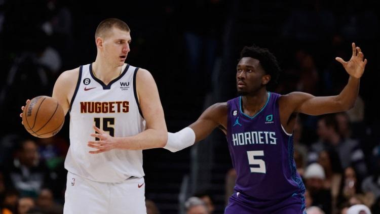 Bintang Denver Nuggets, Nikola Jokic (kiri) dan Mark Williams di pertandingan NBA Charlotte Hornets vs Denver Nuggets, Sabtu (11/02/23) waktu setempat.