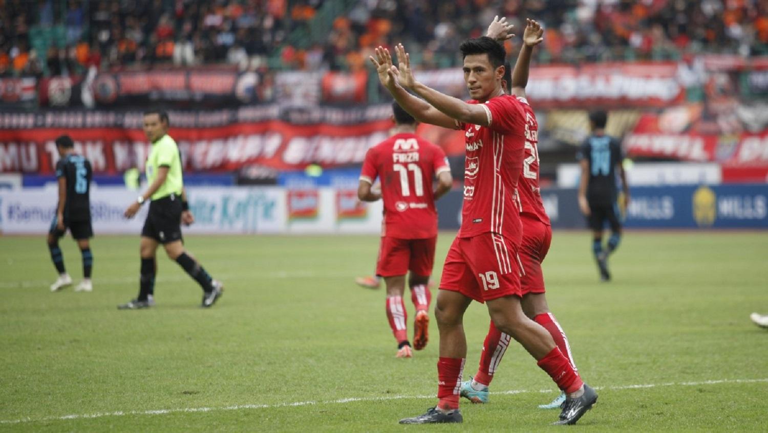 Pemain Persija Jakarta, Hanif Sjahbandi, berselebrasi usai mencetak gol ke gawang Arema FC di Liga 1.