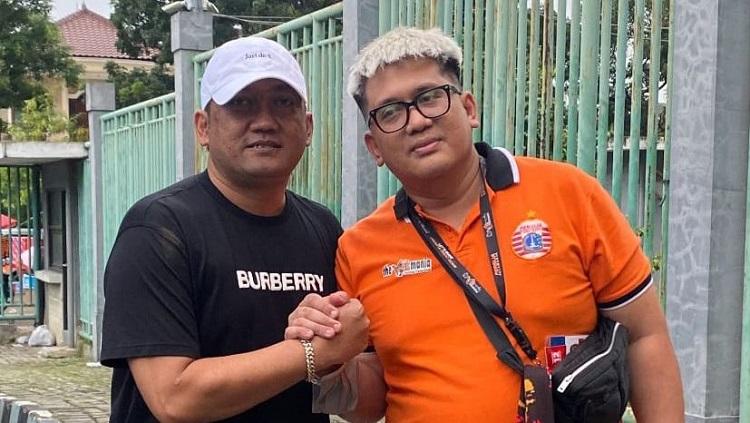 Manajer Arema FC, Wiebie Dwi Andriyas bersama Ketum The Jakmania, Dicky Sumarno. - INDOSPORT