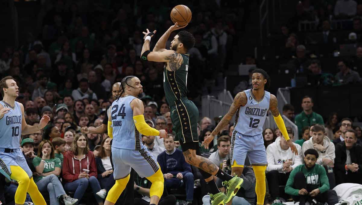 Jayson Tatum (kiri) melakukan Dunk terhadap Giannis Antetokounmpo (kanan) di duel Boston Celtics vs Milwaukee Bucks (Reuters/Gregory Fisher-USA TODAY Sports)