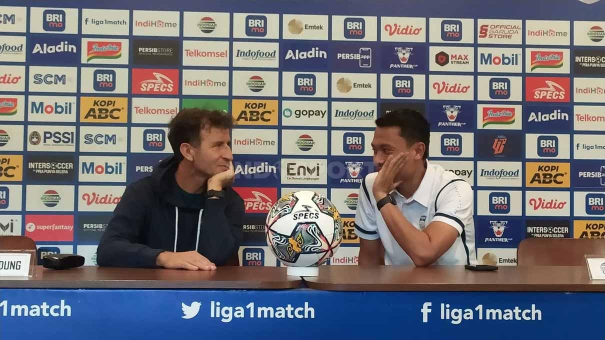 Pelatih Persib, Luis Milla (tengah) dan pemainnya Dedi Kusnandar (kanan), saat konferensi pers di Graha Persib, Jalan Sulanjana, Kota Bandung, Senin (13/02/23).