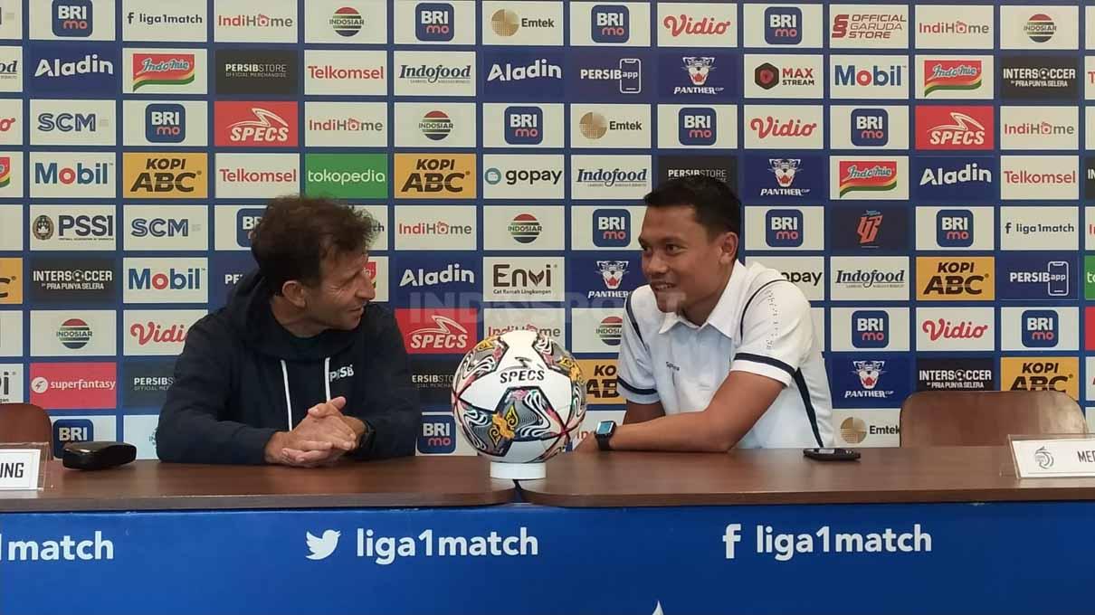 Pelatih Persib, Luis Milla (tengah) dan pemainnya Dedi Kusnandar (kanan), saat konferensi pers di Graha Persib, Jalan Sulanjana, Kota Bandung, Senin (13/02/23).