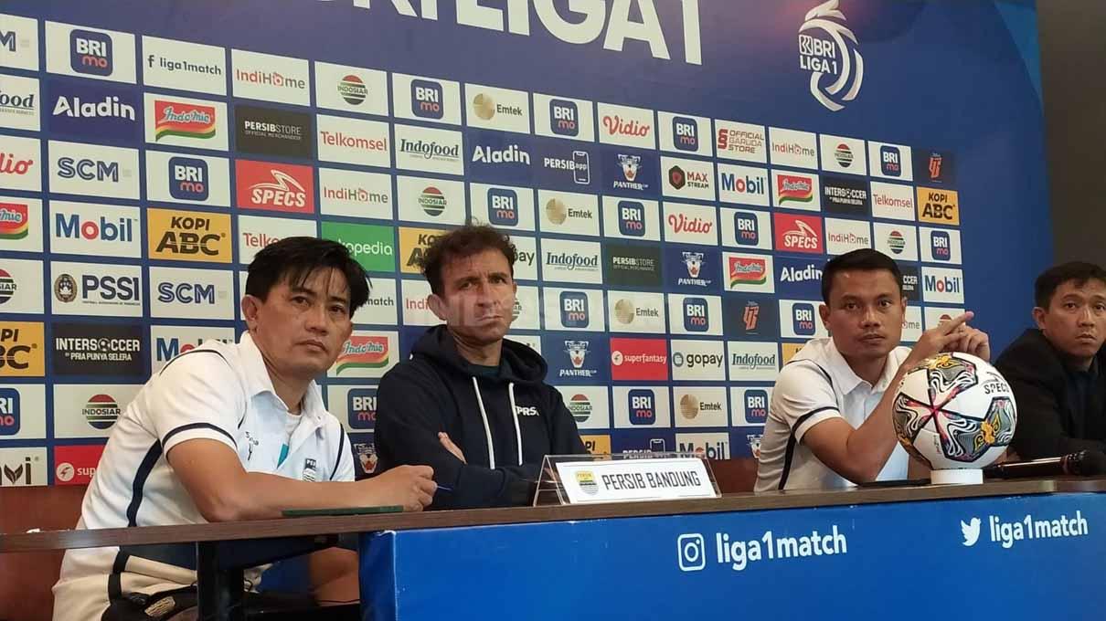 Pelatih Persib, Luis Milla (tengah) dan pemainnya Dedi Kusnandar (kanan), saat konferensi pers di Graha Persib, Jalan Sulanjana, Kota Bandung, Senin (13/02/23).