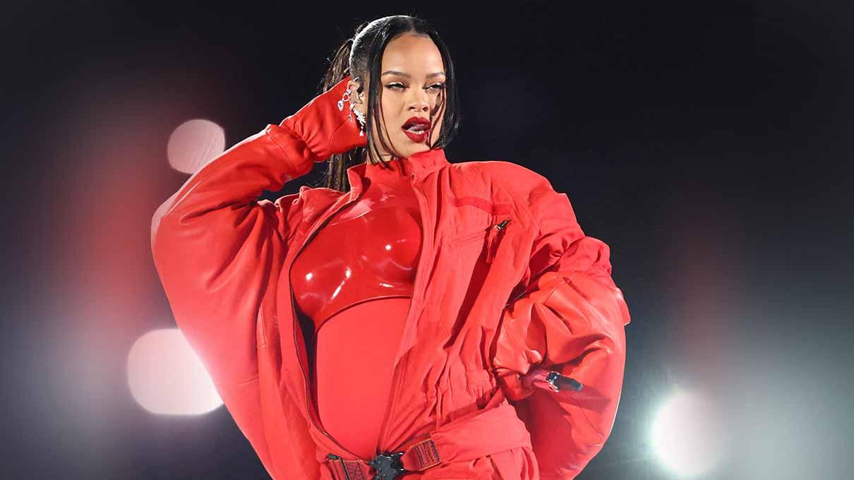 Mewarnai keberhasilan Kansas City Chiefs meraih titel juara Super Bowl LVII, penampilan penyanyi pop terkenal, Rihanna, dengan perut buncit menjadi sorotan. (Foto: Mark J. Rebilas) - INDOSPORT