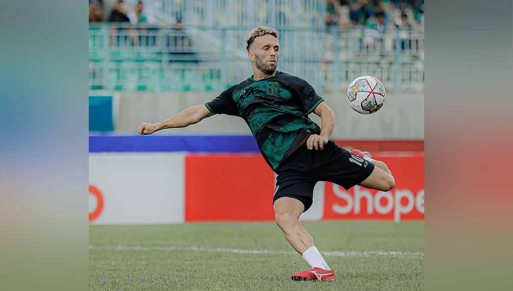 Pemain Persebaya Ze Valente mencetak gol ke gawang PSS Sleman di laga BRI Liga 1. (Foto: Instagram@officialpersebaya)