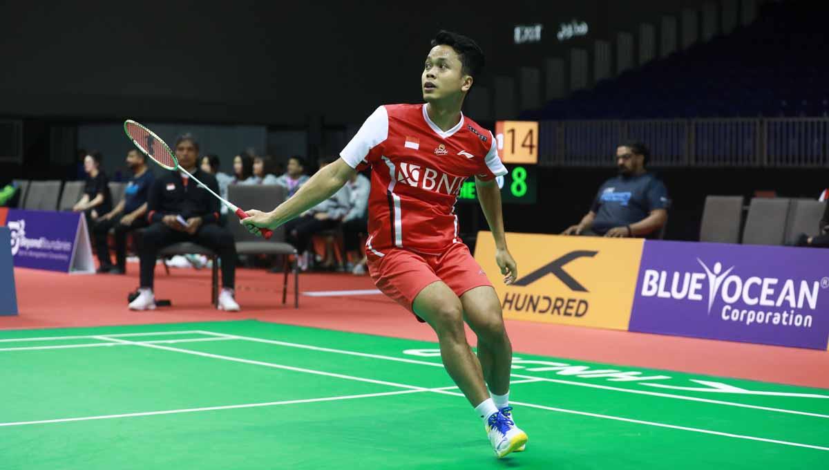 Tunggal putra Indonesia, Anthony Sinisuka Ginting mencetak kemenangan dua gim atas Kantaphon Wangcharoen di 32 besar All England 2023. (Foto: PBSI)