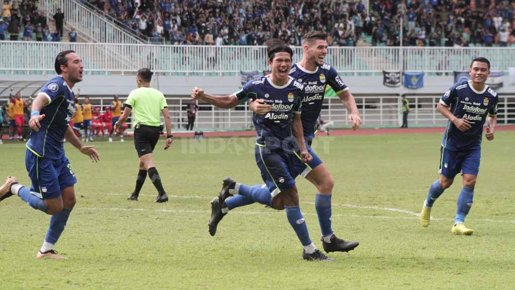 Selebrasi pemain Persib Bandung Achmad Jufriyanto usai mencetak gol ke gawang PSM Makassar dalam laga Liga 1 pekan ke-24 di Stadion Pakansari, Selasa (14/02/23).