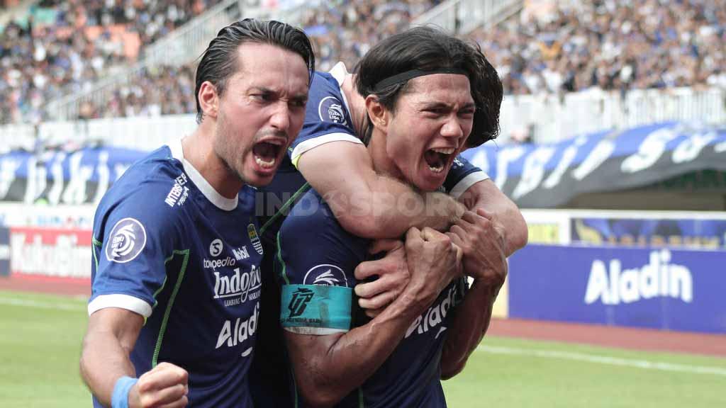 Achmad Jufriyanto bersama rekan-rekannya merayakan golnya ke gawang PSM.