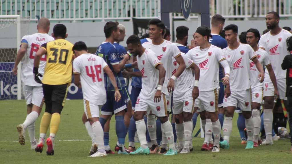 Pemain Persib Bandung dan PSM Makassar bersalaman sebelum kick-off dimulai dalam laga Liga 1 pekan ke-24 di Stadion Pakansari, Selasa (14/02/23).
