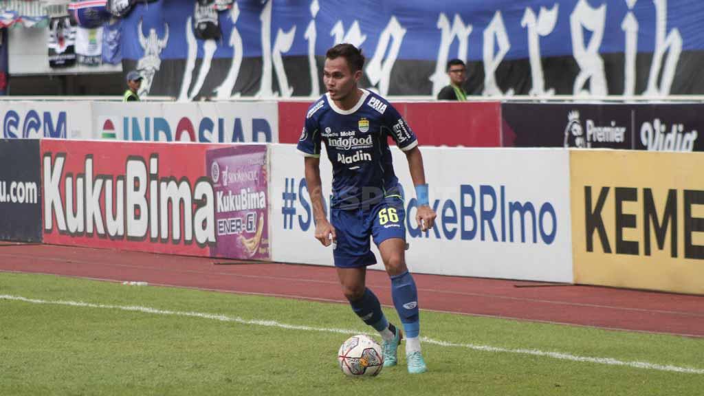 Bek Persib Bnadung, Rezaldi Hehanusa saat menghadapi PSM Makassar di Stadion Pakansari, Bogor, Selasa (14/02/23).
