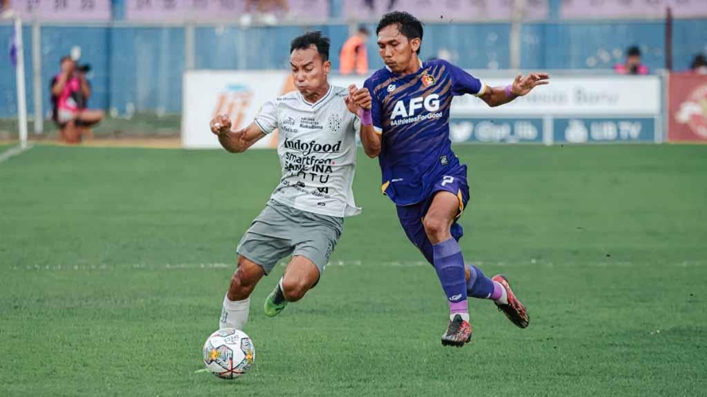 Duel antara pemain Bali United Novri Setiawan (kiri) dengan pemain Persik Kediri dalam laga Liga 1 pekan ke-24 di Stadion Brawijaya, Kediri, Selasa (14/02/23).