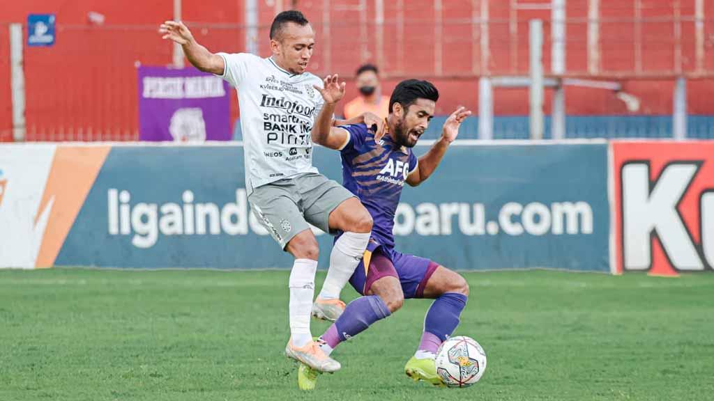 Striker Bali United Irfan Jaya (kiri) menjatuhkan pemain Persik Kediri dalam laga Liga 1 pekan ke-24 di Stadion Brawijaya, Kediri, Selasa (14/02/23).