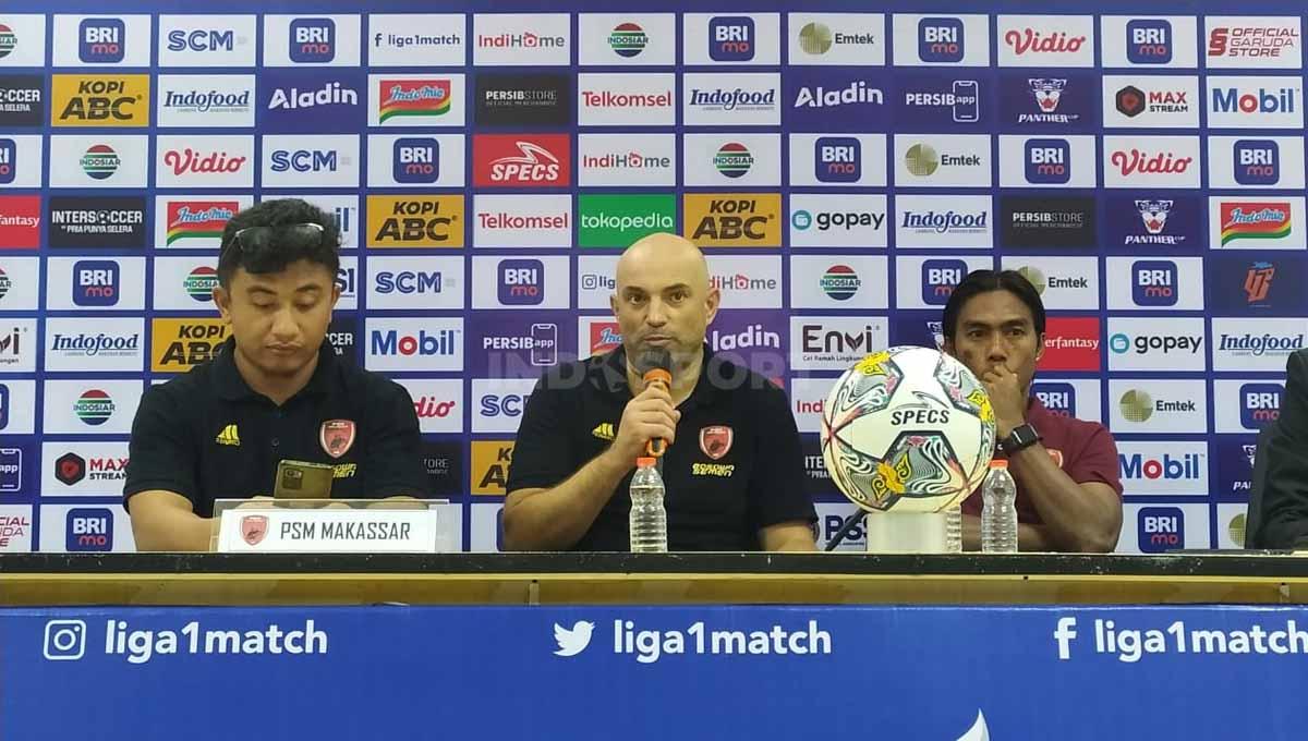 Pelatih PSM Makassar, Bernardo Tavares (tengah) saat konferensi pers usai menghadapi Persib di Stadion Pakansari, Bogor, Selasa (14/02/23). - INDOSPORT