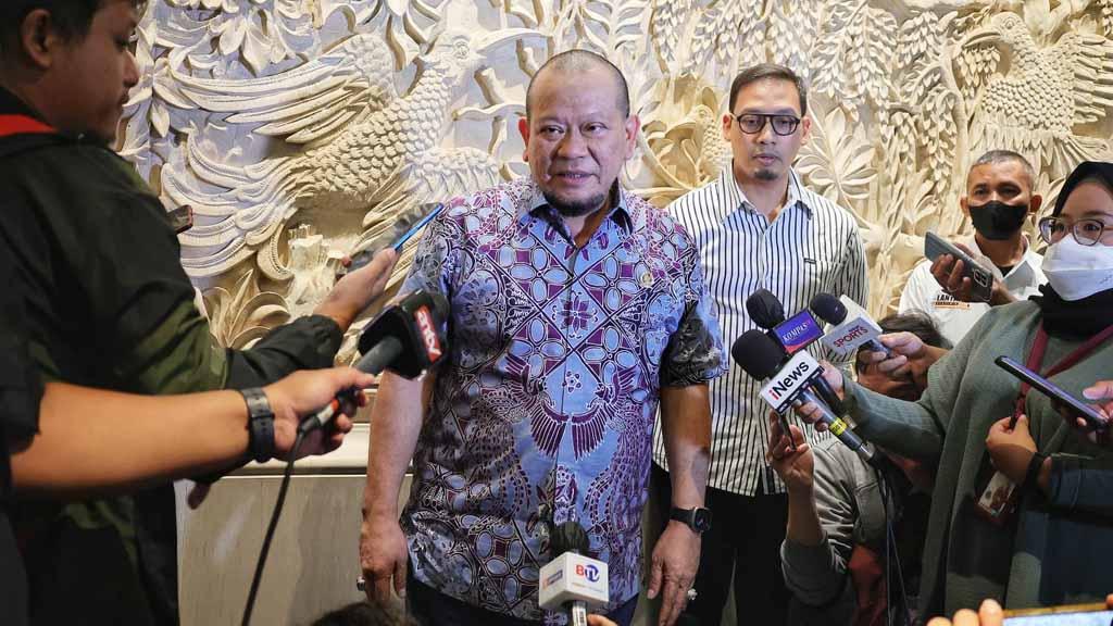 Gagal jadi Ketua Umum PSSI, posisi duduk La Nyalla Mattalitti yang berbeda dengan Caketum lainnya di acara pembukaan Kongres Luar Biasa (KLB) PSSI jadi sorotan. (Foto: Dok. Humas LaNyalla)