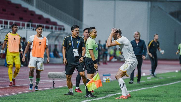 Ekspresi kekecewaan pemain Dewa United, Risto Mitrevksi kepada asisten wasit usai gol Rangga Muslim ke gawang PSIS Semarang dianulir.