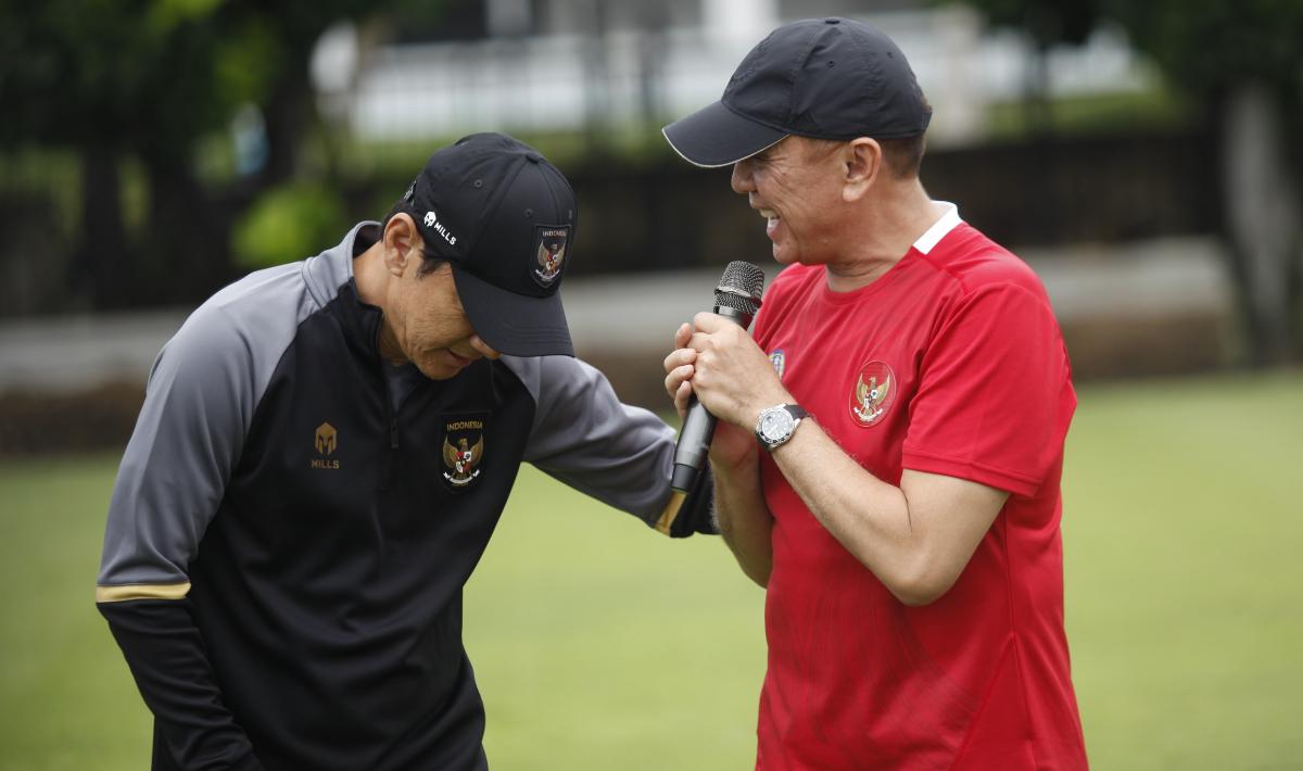 Perpisahan Mochamad Iriawan sebagai Ketum PSSI di depan pelatih Shin Tae-yong dan skuad Timnas Indonesia U-20 di Lapangan A Senayan, Rabu (15/02/23).