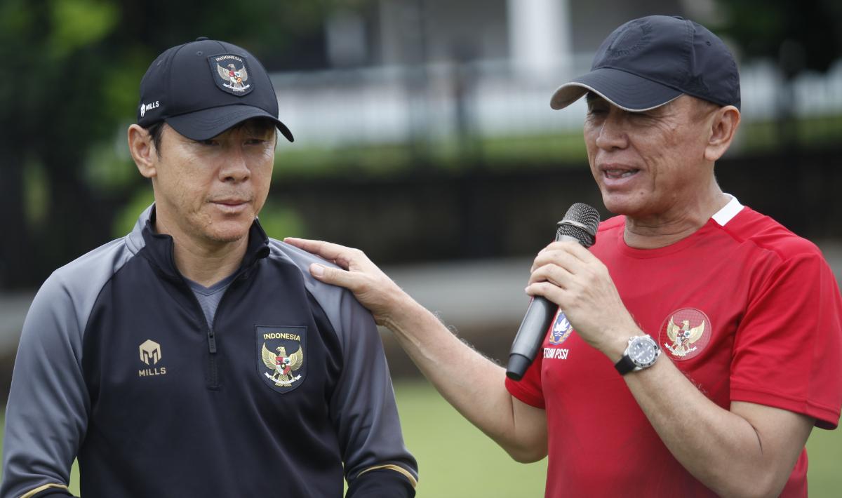 Perpisahan Mochamad Iriawan sebagai Ketum PSSI di depan pelatih Shin Tae-yong dan skuad Timnas Indonesia U-20 di Lapangan A Senayan, Rabu (15/02/23). Iwan Bule digantikan oleh Erick Thohir.