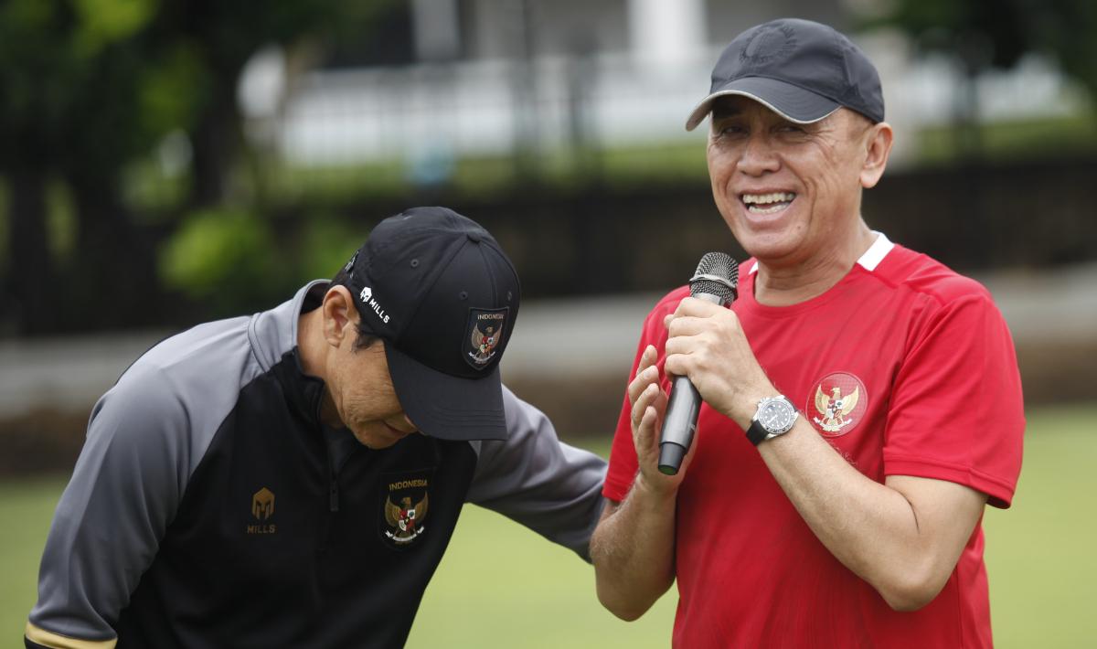 Perpisahan Mochamad Iriawan sebagai Ketum PSSI di depan pelatih Shin Tae-yong dan skuad Timnas Indonesia U-20 di Lapangan A Senayan, Rabu (15/02/23).