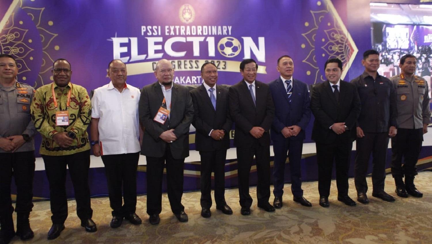 Dua calon ketua umum PSSI, Erick Thohir dan La Nyalla Mattalitti tampak bersalaman sambil berpelukan hangat di Kongres Luar Biasa (KLB) PSSI.