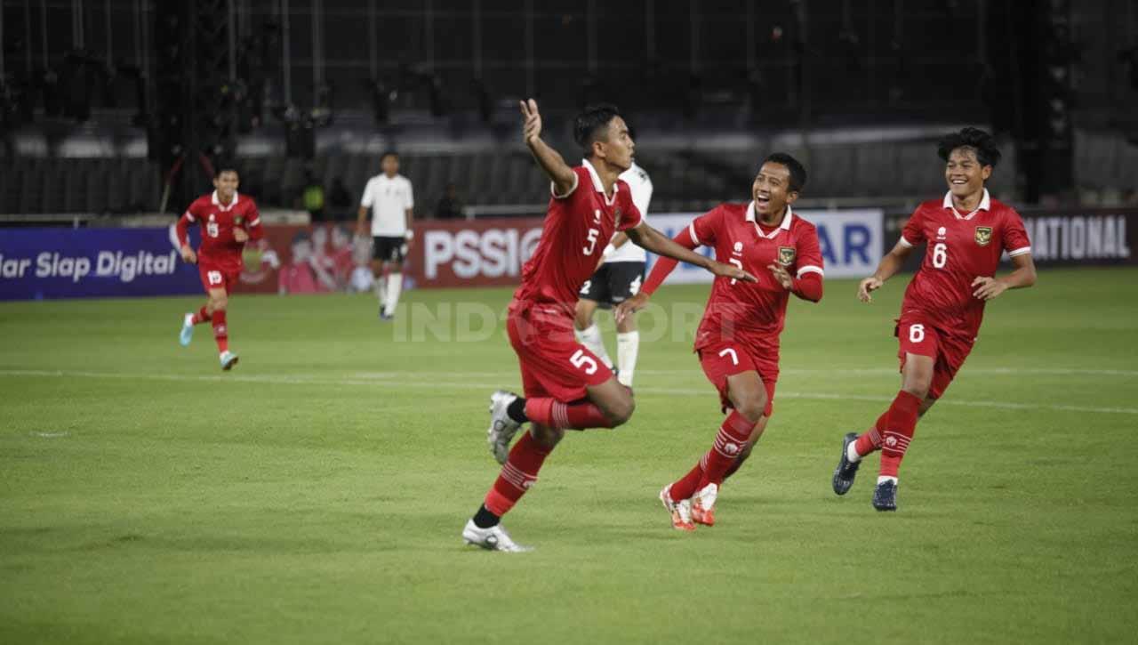Selebrasi Kakang Rusdianto usai mencetak gol Timnas Indonesia U-20 ke gawang Fiji pada Turnamen Mini yang digelar PSSI sebagai persiapan jelang Piala Asia U-20 2023 di Stadion GBK, Jumat (17/02/23).