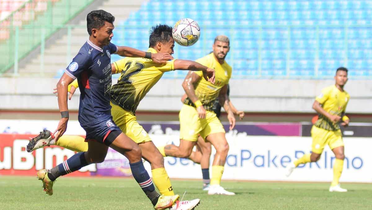 Dedik Setiawan berebut bola dengan Aditya Putra Dewa pada BRI Liga 1 antara Arema FC vs Barito Putera di Stadion Patriot, Bekasi, Sabtu (18/02/23). (Foto: MO Arema FC)
