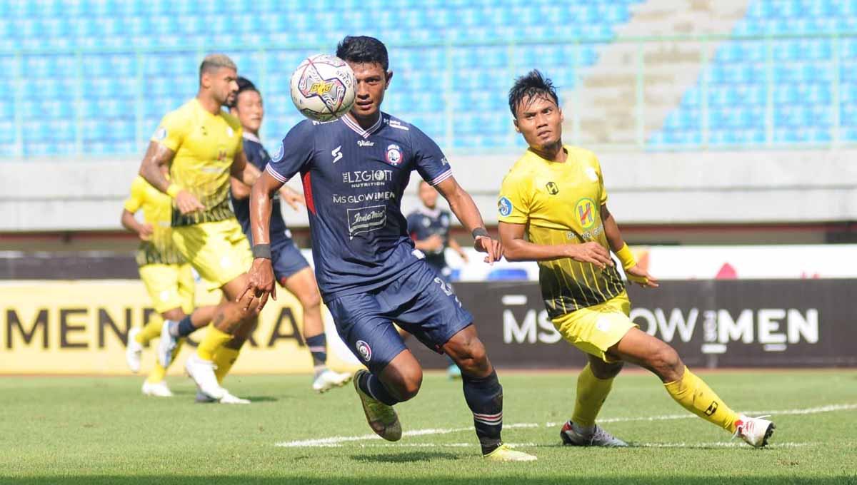 Dedik Setiawan berebut bola dengan Aditya Putra Dewa pada BRI Liga 1 antara Arema FC vs Barito Putera di Stadion Patriot, Bekasi, Sabtu (18/02/23). (Foto: MO Arema FC)