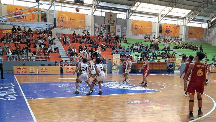 Turnamen bola basket antarpelajar SMA bertajuk Red Bull Basketball Championship 2023 seri Jawa Tengah dimulai dari GOR Sahabat, Semarang, Sabtu (18/2/23).
