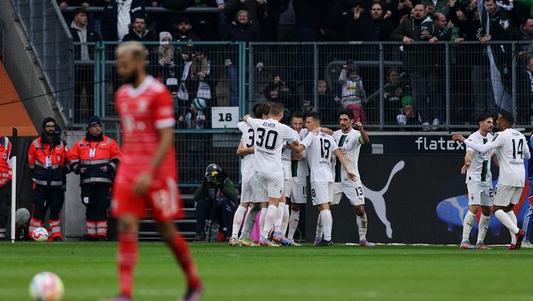 Para pemain Borussia Monchengladbach merayakan gol ke gawang Bayern Munchen (18/02/23). (Foto: REUTERS/Thilo Schmuelgen)