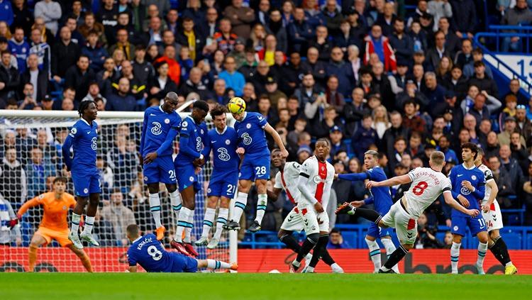 James Ward-Prowse mencetak gol tendangan bebas di laga Chelsea vs Southampton (18/02/23). (Foto: Reuters/Andrew Boyers) - INDOSPORT