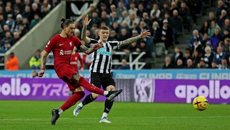 Darwin Nunez melepaskan tembakan berbuah gol di laga Newcastle United vs Liverpool (19/02/23). (Foto: Reuters/Lee Smith) - INDOSPORT