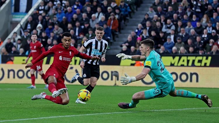 Cody Gakpo mencetak golnya di laga Newcastle United vs Liverpool (19/02/23). (Foto: Reuters/Lee Smith)