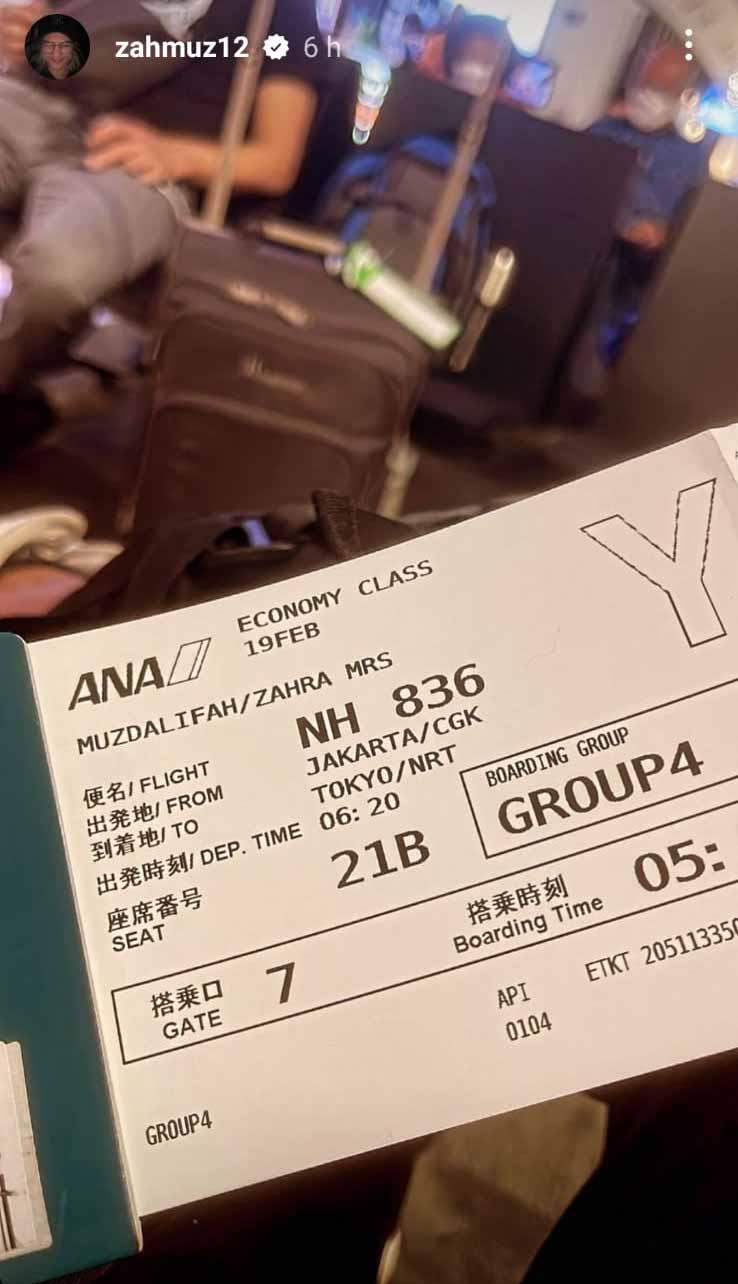 Pesepak bola wanita, Zahra Muzdalifah mengunggah tiket perjalanan ke Jepang. (Foto: Instastory@zahmuz12) Copyright: Instastory@zahmuz12