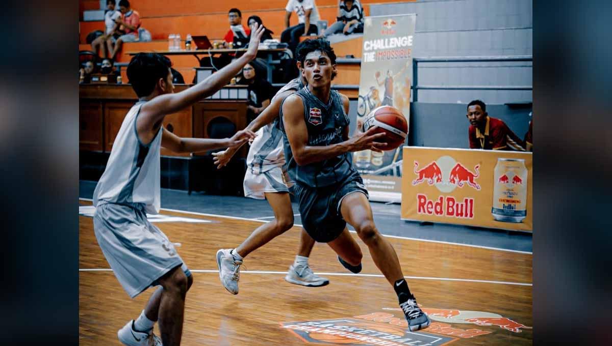 Ada banyak nilai yang bisa dipetik dari kompetisi bola basket antara SMA/Sederajat Red Bull Basketball Championships 2023 seri Jawa Tengah. - INDOSPORT