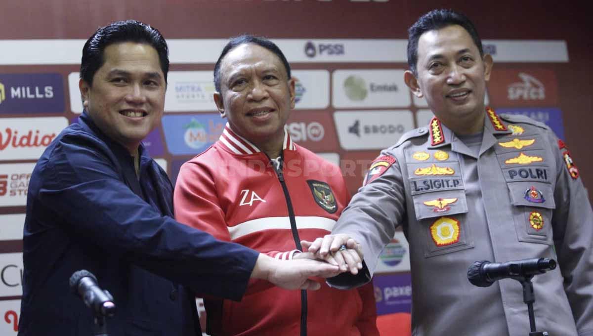 Ketua Umum PSSI Erick Thohir, Kapolri Sigit Listyo Prabowo dan Menpora Zainudin pada acara presconference Penegakan Hukum Match Fixing di Media Center GBK, Minggu (19/02/23). - INDOSPORT