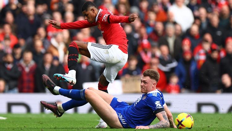 Marcus Rashford berduel dengan Harry Souttar di laga Manchester United vs Leicester City (19/02/23). (Foto: REUTERS/Molly Darlington)