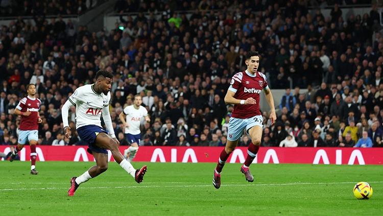 Emerson Royal mencetak gol di laga Tottenham Hotspur vs West Ham (19/02/23). (Foto: Reuters/Paul Childs)
