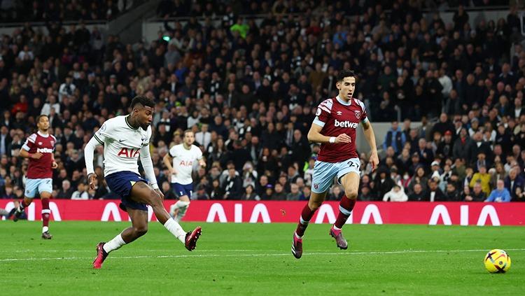 Emerson Royal mencetak gol di laga Tottenham Hotspur vs West Ham (19/02/23). (Foto: Reuters/Paul Childs) - INDOSPORT