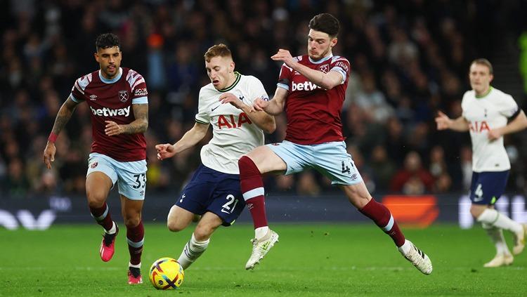 Dejan Kulusevski berduel dengan Declan Rice di laga Tottenham Hotspur vs West Ham (19/02/23). (Foto: Reuters/Paul Childs) - INDOSPORT