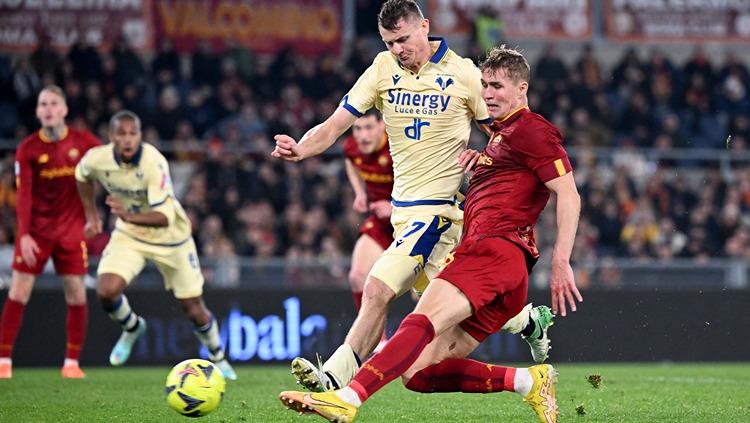 Ola Solbakken mencetak gol di laga AS Roma vs Verona (20/02/23). (Foto: REUTERS/Alberto Lingria) - INDOSPORT